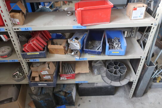 2 stk. lagerreoler med div. Bolte, varelager m.m.