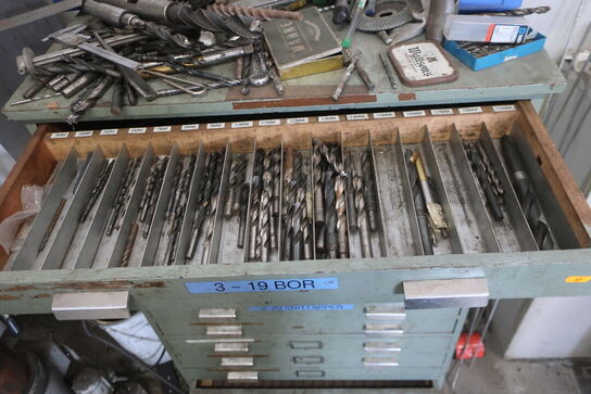 Stålskab med div. Bor, lokkestempler m.m.