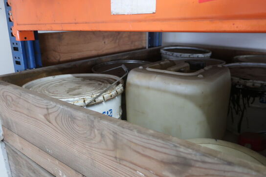 2 stk. paller med div. Maling m.m.