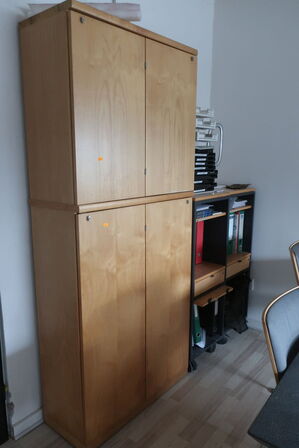 2 stk. skabe samt 2 stk. reoler