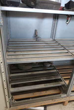 Stålskab med div. Værktøj m.m.