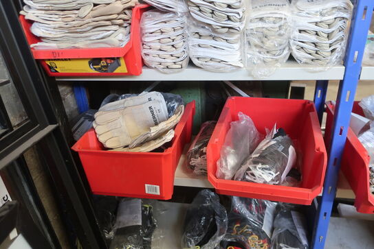 3 stk. lagerreoler med div. Arbejdshandsker, svejsehandsker m.m.