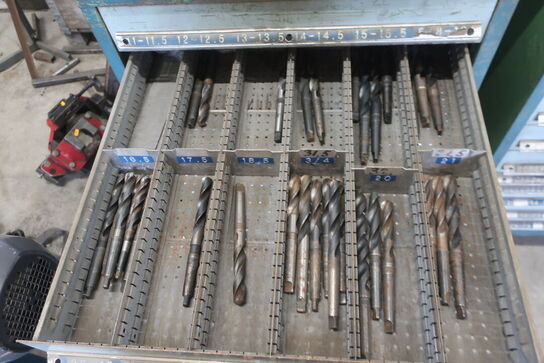 Stålskab med div. Bor