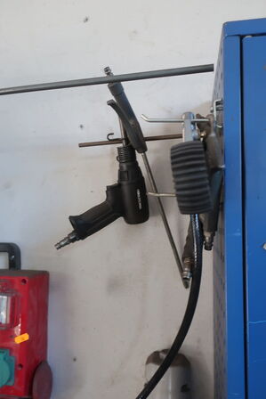 Stålskab med indhold samt div. Trykluftværktøj