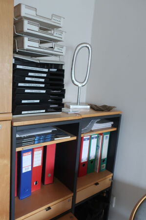 2 stk. skabe samt 2 stk. reoler