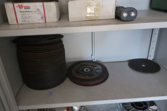 Stålskab med div. Værktøj og reservedele m.m.