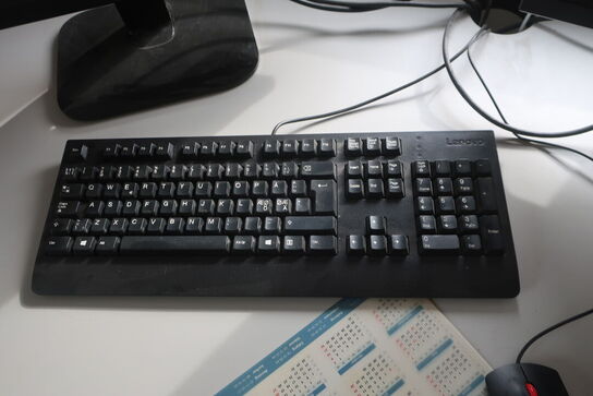 El. hæve/sænke skrivebord med 2 stk. computerskærme ACER, tastatur og mus