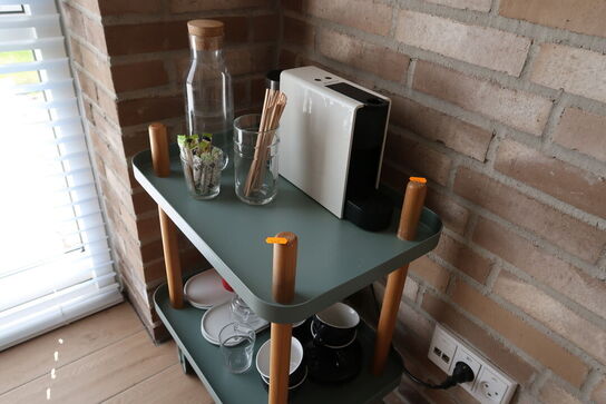 Opbevaringsvogn med div. Krus samt kaffemaskine NESPRESSO