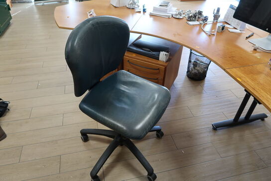 Skrivebord uden indhold, 2 stk. skuffemoduler, kontorstol