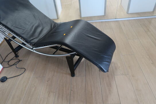 Lænestol LC4 Cassina af Pierre Jeanneret og Charlotte Perriand