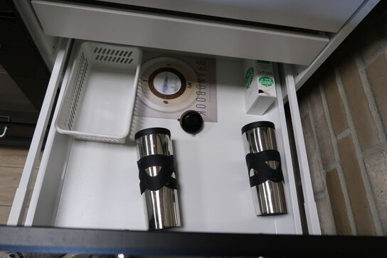 Mikrobølgeovn, termokander, kaffemaskine NESPRESSO m.m.