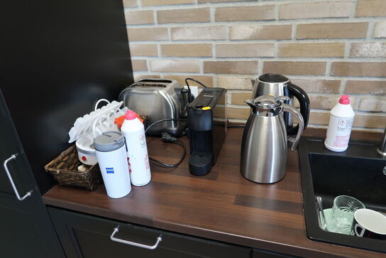 Mikrobølgeovn, termokander, kaffemaskine NESPRESSO m.m.
