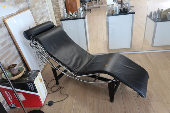 Lænestol LC4 Cassina af Pierre Jeanneret og Charlotte Perriand