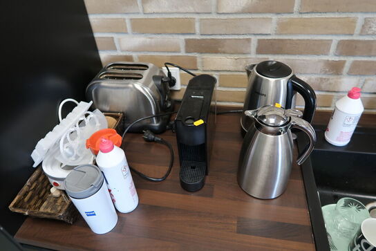 Mikrobølgeovn, termokander, kaffemaskine NESPRESSO m.m.