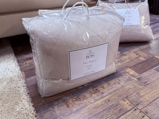 Sengetæppe CEST BON 260x280 cm.