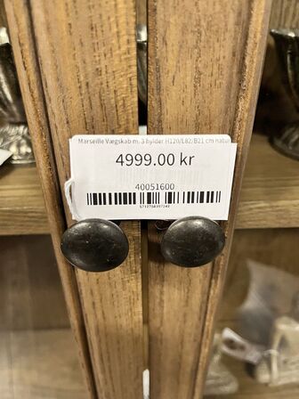 Vægskab m. 3 hylder m. Indhold 120x82x21 cm.