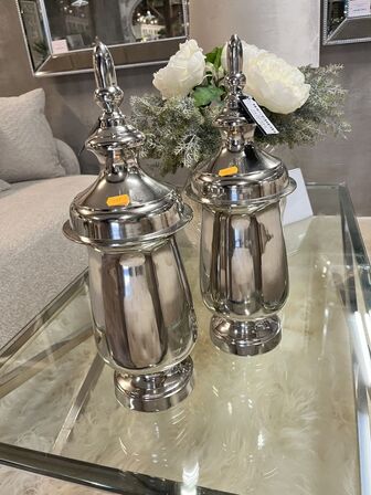 2 stk. Krukker inkl. Vase m. Blomster