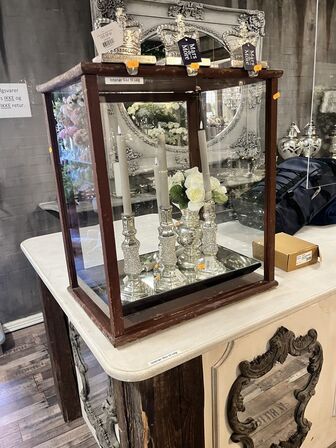 Udstillingsmontre u. Indhold 57x39x65 cm