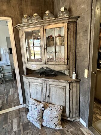 Kommode i træ 96x96x191 cm