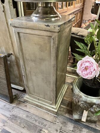 Pult m. Bakke 40x40x75 cm.