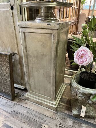 Pult m. Bakke 40x40x75 cm.