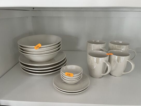 Stel m. Kopper, kander og tallerkner