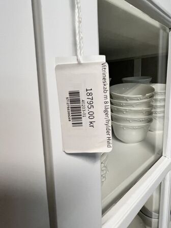 Vitrineskab m. 8 låger i hvid 195x220x55 cm.