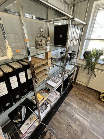 Reol i aluminium m. Glas hylder 220x45x226 cm