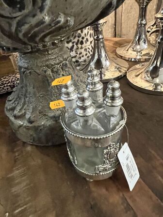 Vase m. Blomster inkl. Strøsæt