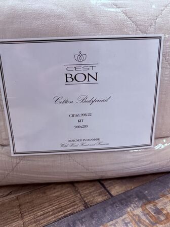 Sengetæppe CEST BON 260x280 cm.