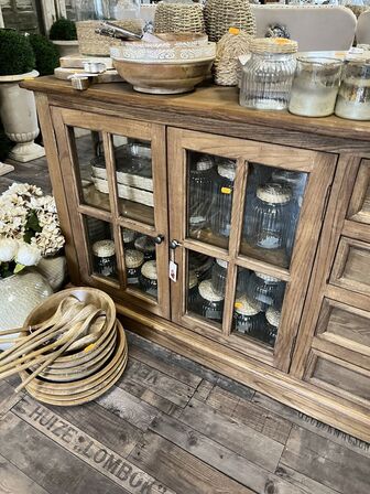 Vitrine skab m. 4 låger og skuffer 80x220x45 cm.