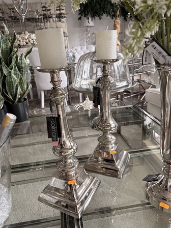 2 stk. Lysestager inkl. Vase m. Blomster