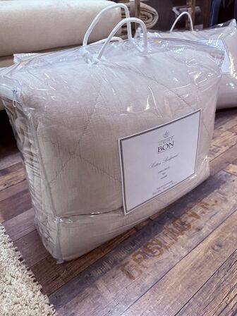 Sengetæppe CEST BON 260x280 cm.