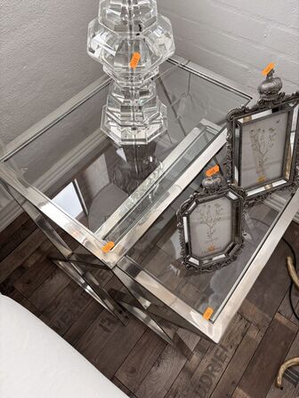 2 stk. Sidebord i glas/alu