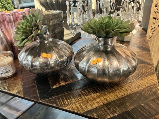 2 stk. Vaser m. Blomster 