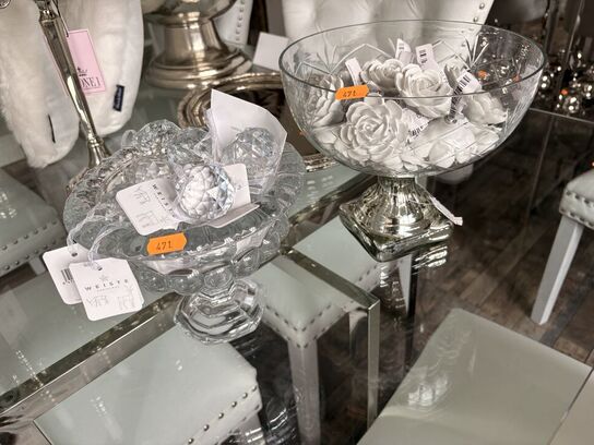 2 stk. Vaser m. Skabsgreb