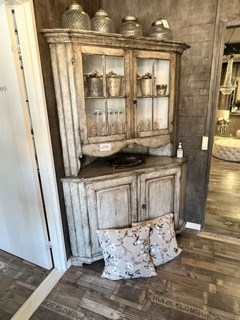 Kommode i træ 96x96x191 cm