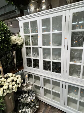 Vitrineskab m. 8 låger i hvid 195x220x55 cm.