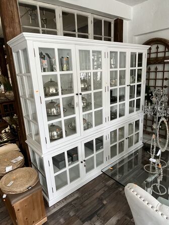 Vitrineskab m. 8 låger i hvid 195x220x55 cm.