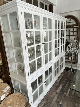 Vitrineskab m. 8 låger i hvid 195x220x55 cm.