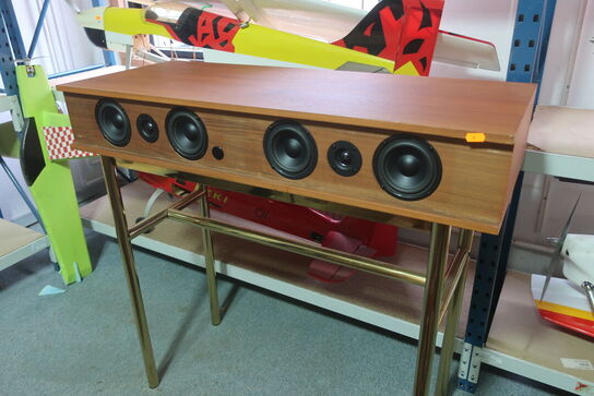 Lydmøbel LEMUS med anlæg og uderstativ