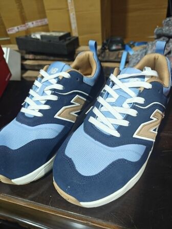 5 stk. Sikkerhedssko New Balance str. 42 5 STK. NYE NEW BALANCE SIKKERHEDSSKO. STR. 42 Vejl. Butikspris 1.435,00 kr.