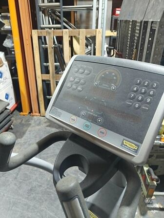 Technogym Cardiomaskine VIRKER SOM DEN SKAL. KAN SÆTTES OP TIL PULSUR ELLER PULSBÅND OM MAVEN OG LIGN. Trænger til en fugtig klud.