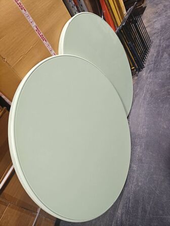 Runde tavler 2 stk MÅLER 120 CM I DIAMETER. DER ER EN LILLE FIRKANTET MED I STR. 45 X 45 CM. Stand er som afbilledet. 
