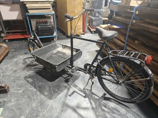 Long John cykel LONG JOHN CYKEL. VIRKER FINT, TRÆNGER DOG TIL LUFT I DÆKKENDE