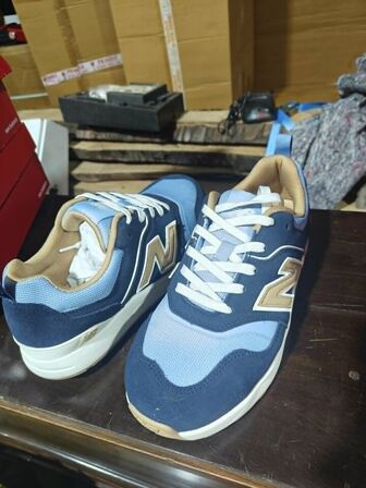 11 stk. Sikkerhedssko New Balance str. 43 11 STK. NYE NEW BALANCE SIKKERHEDSSKO. STR. 43 Vejl. Butikspris 1.435,00 kr.