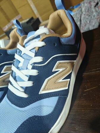 11 stk. Sikkerhedssko New Balance str. 43 11 STK. NYE NEW BALANCE SIKKERHEDSSKO. STR. 43 Vejl. Butikspris 1.435,00 kr.