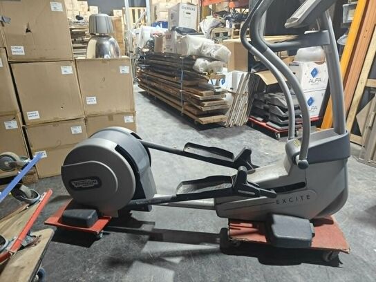 Technogym Cardiomaskine VIRKER SOM DEN SKAL. KAN SÆTTES OP TIL PULSUR ELLER PULSBÅND OM MAVEN OG LIGN. Trænger til en fugtig klud.