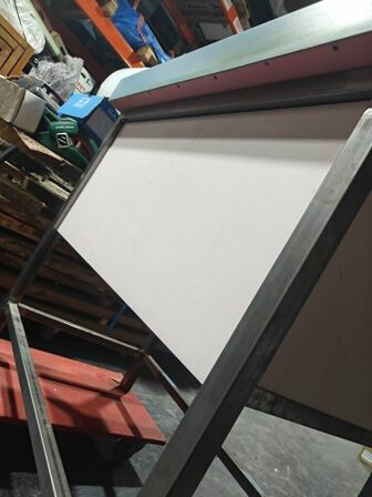 Puslebord PULSEBORD MED STÅLSTEL. SKUFFER OG TOPPLADE I TRÆ. Mål: 109 x 75 cm. Højde 97 cm.