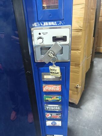 Pepsi Sodavandsmaskine TIL DÅSER, MEN VIRKER OGSÅ TIL FLASKEVAND MED HÅRD FLASKE PLASTIK KANT Virker som den skal. 